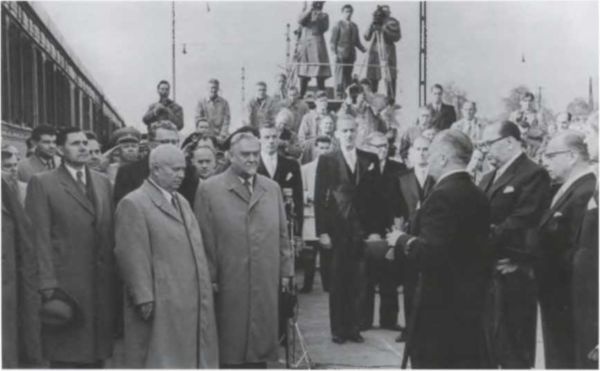 Иллюстрация к книге — Записки из чемодана. Тайные дневники первого председателя КГБ, найденные через 25 лет после его смерти [i_104.jpg]