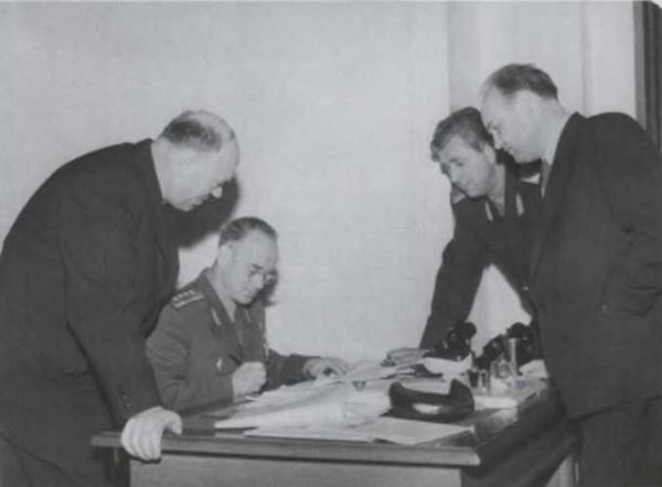 Иллюстрация к книге — Записки из чемодана. Тайные дневники первого председателя КГБ, найденные через 25 лет после его смерти [i_111.jpg]