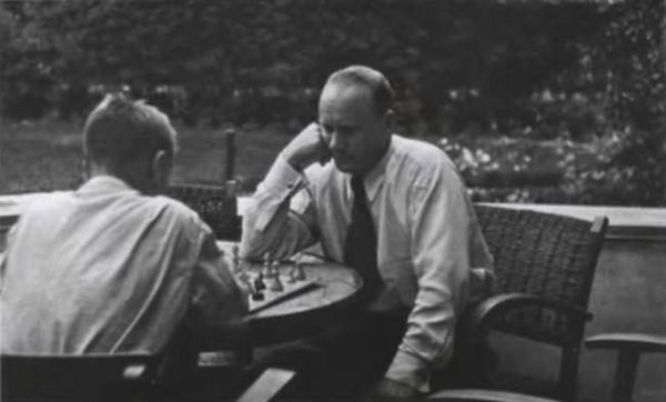 Иллюстрация к книге — Записки из чемодана. Тайные дневники первого председателя КГБ, найденные через 25 лет после его смерти [i_118.jpg]