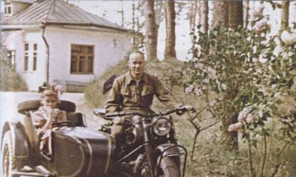 Иллюстрация к книге — Записки из чемодана. Тайные дневники первого председателя КГБ, найденные через 25 лет после его смерти [i_119.jpg]