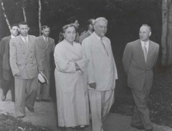 Иллюстрация к книге — Записки из чемодана. Тайные дневники первого председателя КГБ, найденные через 25 лет после его смерти [i_123.jpg]