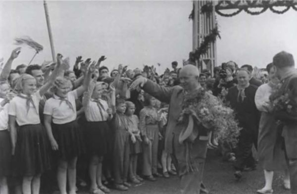 Иллюстрация к книге — Записки из чемодана. Тайные дневники первого председателя КГБ, найденные через 25 лет после его смерти [i_130.jpg]