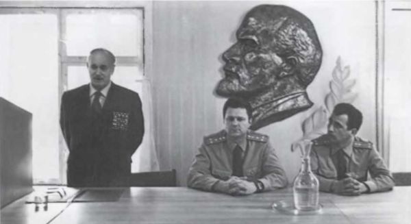 Иллюстрация к книге — Записки из чемодана. Тайные дневники первого председателя КГБ, найденные через 25 лет после его смерти [i_146.jpg]