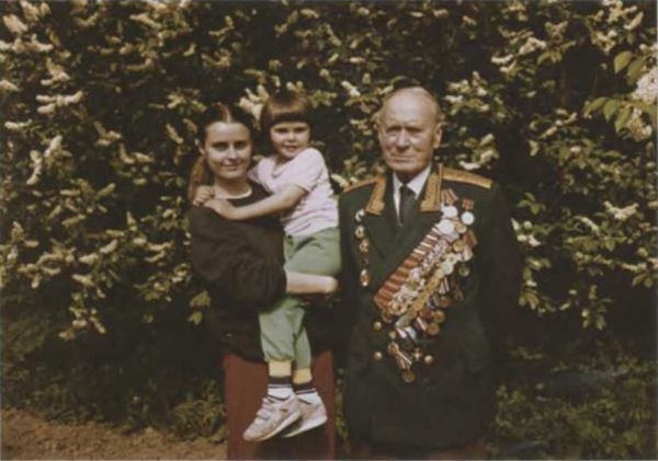 Иллюстрация к книге — Записки из чемодана. Тайные дневники первого председателя КГБ, найденные через 25 лет после его смерти [i_149.jpg]