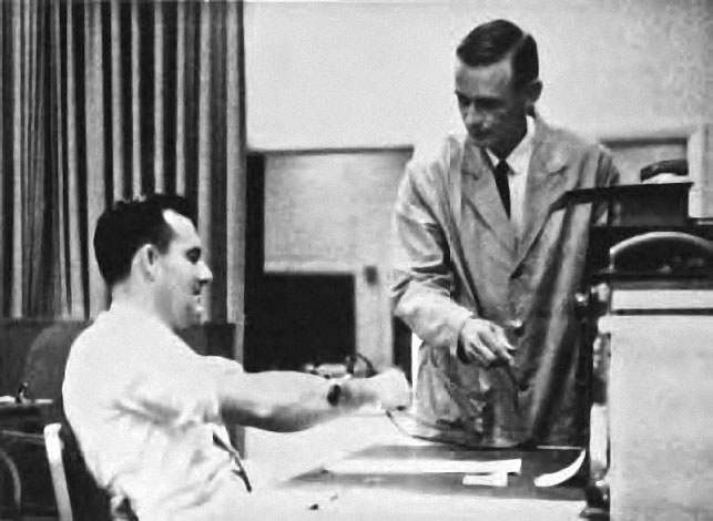 Иллюстрация к книге — Как хороший человек становится негодяем. Эксперименты о механизмах подчинения. Индивид в сетях общества [i_006.jpg]