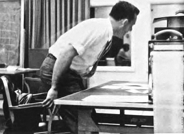 Иллюстрация к книге — Как хороший человек становится негодяем. Эксперименты о механизмах подчинения. Индивид в сетях общества [i_007.jpg]