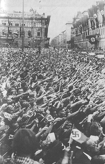 Иллюстрация к книге — Адольф Гитлер. Жизнь под свастикой [i_024.jpg]