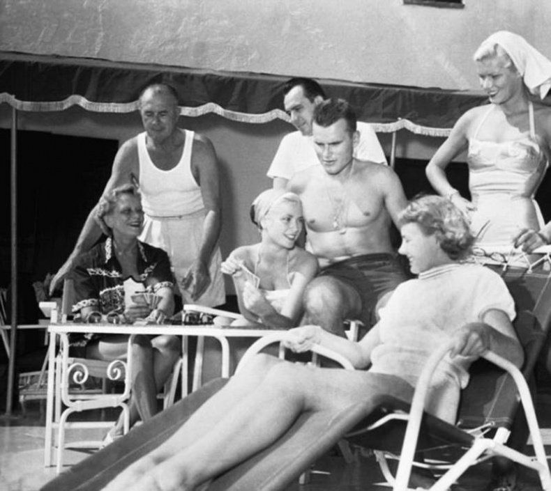 Иллюстрация к книге — Грейс Келли. Как стать принцессой… [i_023.jpg]