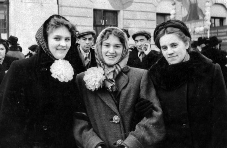 Иллюстрация к книге — Мои пригорки, ручейки. Воспоминания актрисы [i_015.jpg]