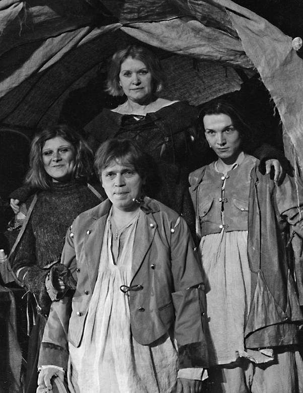 Иллюстрация к книге — Мои пригорки, ручейки. Воспоминания актрисы [i_044.jpg]