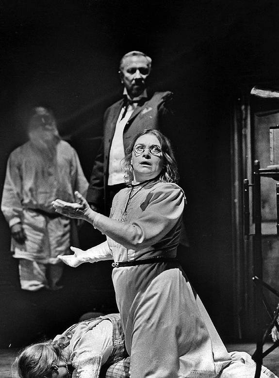 Иллюстрация к книге — Мои пригорки, ручейки. Воспоминания актрисы [i_090.jpg]