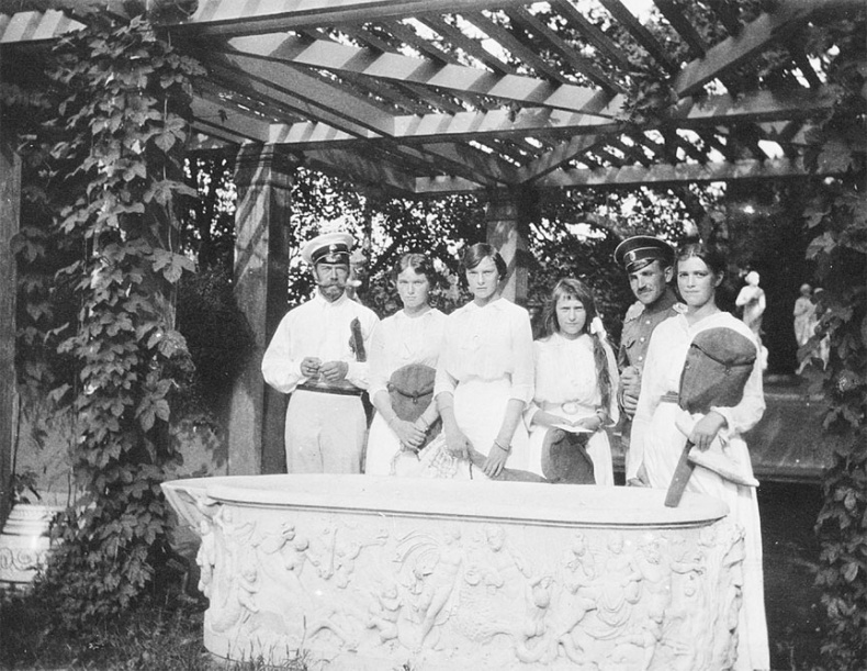 Иллюстрация к книге — Врачи двора его Императорского величества, или Как лечили царскую семью [_469.jpg]