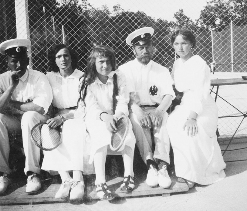 Иллюстрация к книге — Врачи двора его Императорского величества, или Как лечили царскую семью [_470.jpg]