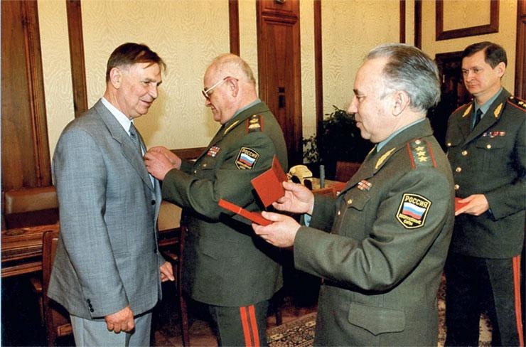 Иллюстрация к книге — Виктор Тихонов. Жизнь во имя хоккея [_118.jpg]