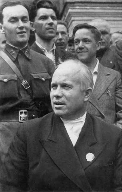 Иллюстрация к книге — Хрущев [i_017.jpg]