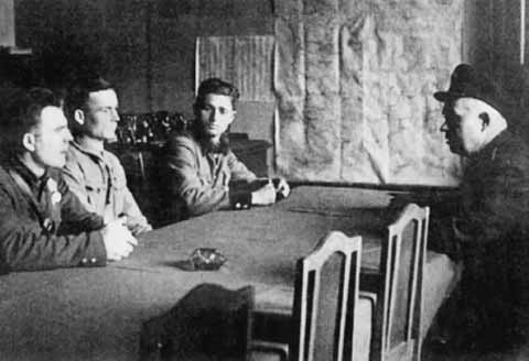 Иллюстрация к книге — Хрущев [i_026.jpg]