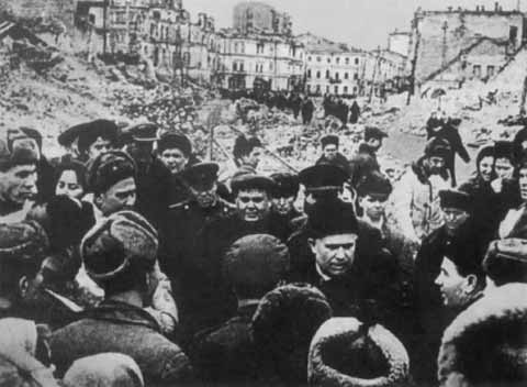 Иллюстрация к книге — Хрущев [i_030.jpg]