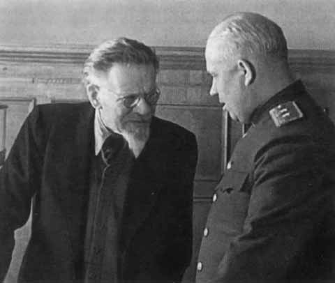 Иллюстрация к книге — Хрущев [i_032.jpg]