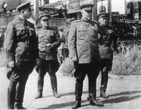 Иллюстрация к книге — Хрущев [i_036.jpg]