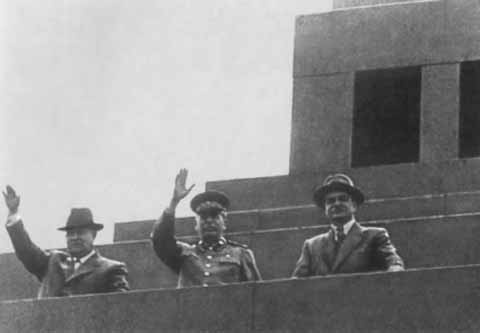 Иллюстрация к книге — Хрущев [i_042.jpg]