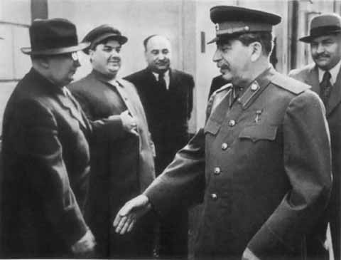 Иллюстрация к книге — Хрущев [i_043.jpg]