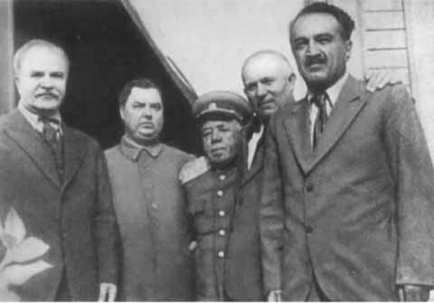 Иллюстрация к книге — Хрущев [i_044.jpg]