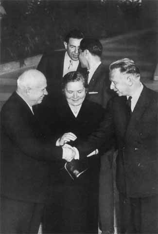 Иллюстрация к книге — Хрущев [i_066.jpg]