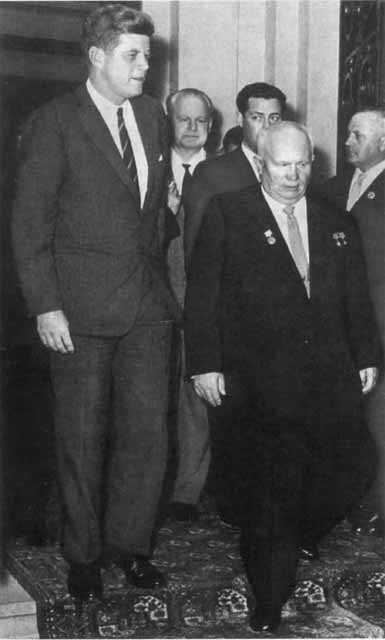 Иллюстрация к книге — Хрущев [i_072.jpg]