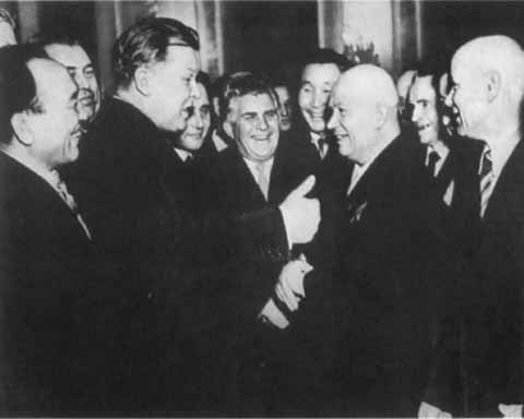 Иллюстрация к книге — Хрущев [i_076.jpg]