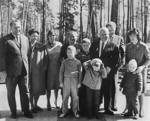 Иллюстрация к книге — Хрущев [i_082.jpg]