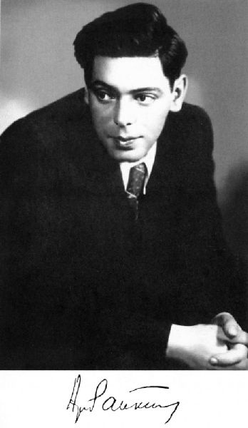 Иллюстрация к книге — Аркадий Райкин [i_002.jpg]