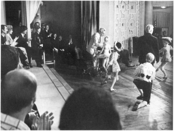 Иллюстрация к книге — Аркадий Райкин [i_083.jpg]