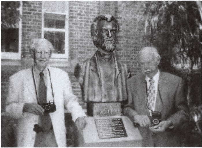 Иллюстрация к книге — Миклухо-Маклай. Две жизни "белого папуаса" [i_073.jpg]