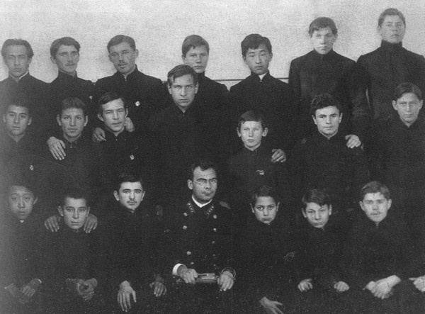 Иллюстрация к книге — Фадеев [i_009.jpg]