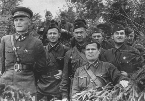 Иллюстрация к книге — Фадеев [i_042.jpg]