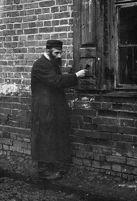 Иллюстрация к книге — Еврейское счастье Арона-Сапожника. Сапоги для Парада Победы [i_003.jpg]