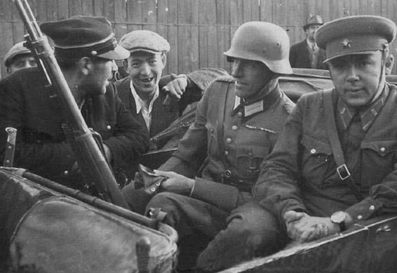 Иллюстрация к книге — Еврейское счастье Арона-Сапожника. Сапоги для Парада Победы [i_008.jpg]