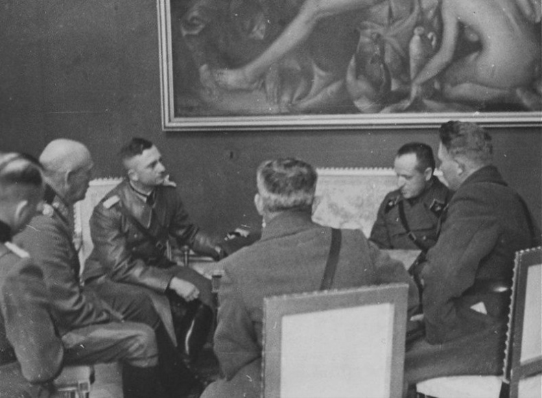 Иллюстрация к книге — Еврейское счастье Арона-Сапожника. Сапоги для Парада Победы [i_009.jpg]