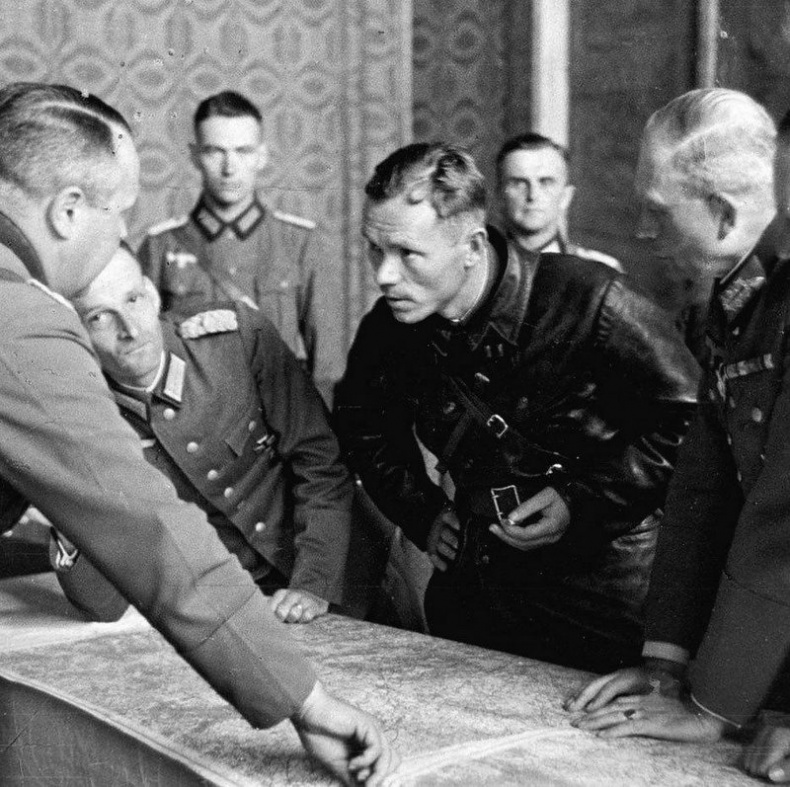 Иллюстрация к книге — Еврейское счастье Арона-Сапожника. Сапоги для Парада Победы [i_013.jpg]