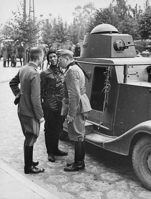 Иллюстрация к книге — Еврейское счастье Арона-Сапожника. Сапоги для Парада Победы [i_015.jpg]