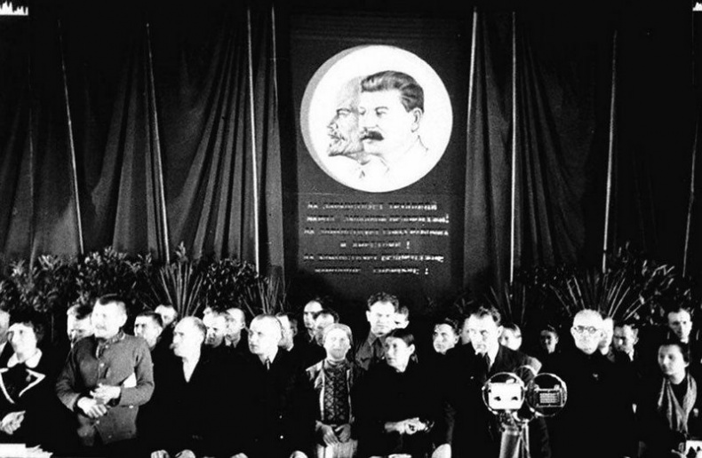 Иллюстрация к книге — Еврейское счастье Арона-Сапожника. Сапоги для Парада Победы [i_032.jpg]