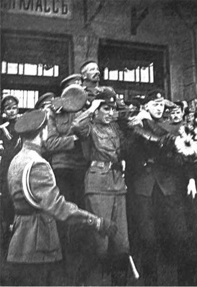 Иллюстрация к книге — Керенский [i_042.jpg]