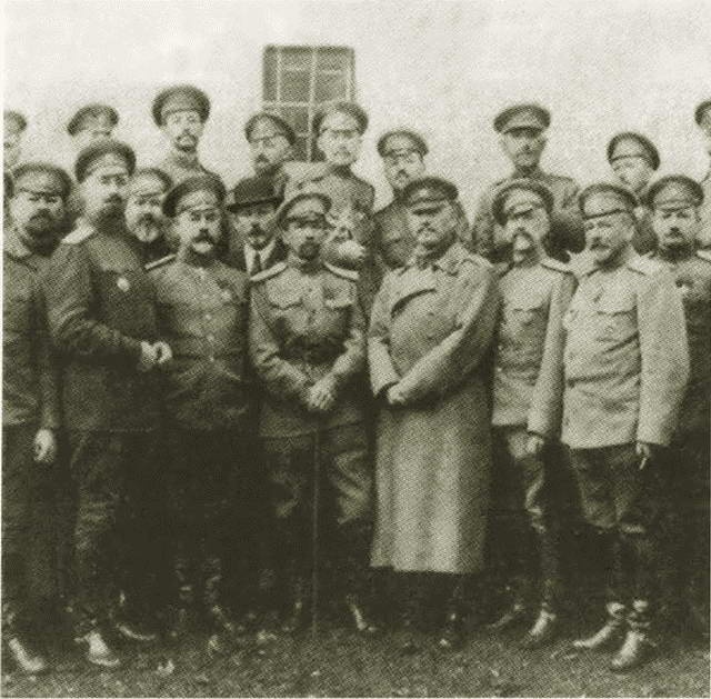 Иллюстрация к книге — Корнилов [i_063.jpg]