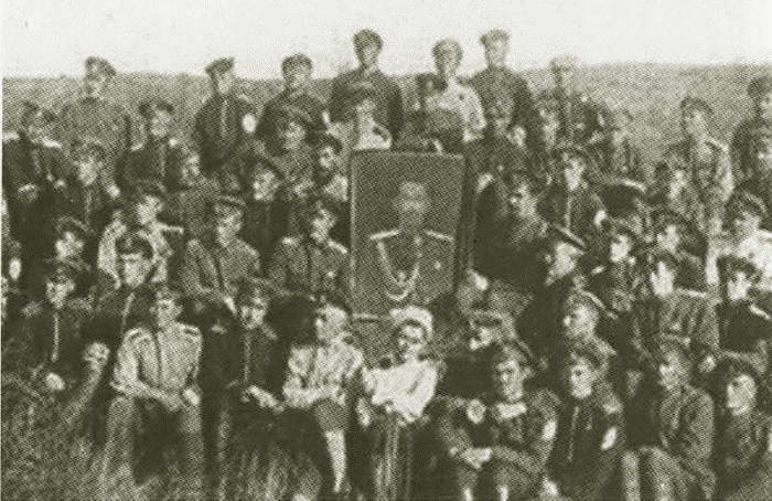 Иллюстрация к книге — Корнилов [i_090.jpg]