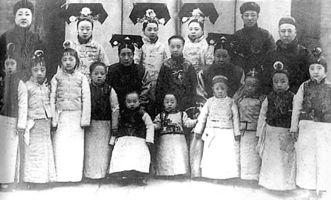 Иллюстрация к книге — В гареме Сына Неба. Жены и наложницы Поднебесной [i_092.jpg]