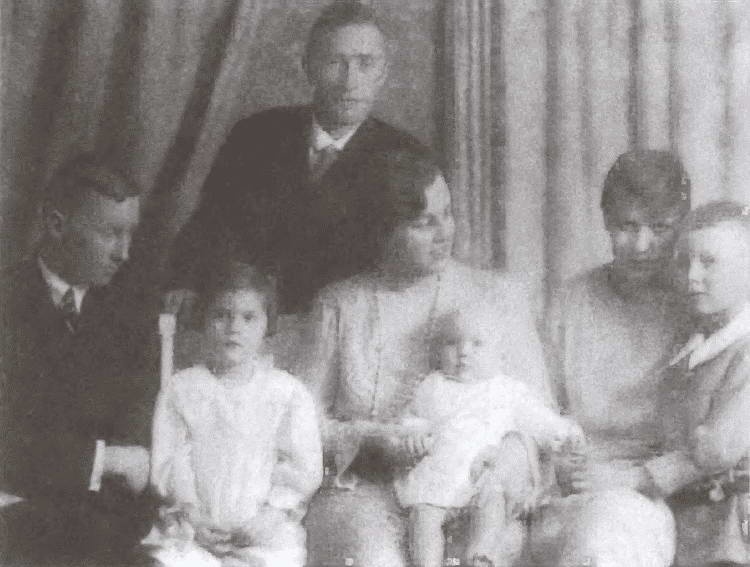 Иллюстрация к книге — Аденауэр. Отец новой Германии [i_020.jpg]