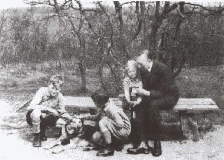 Иллюстрация к книге — Аденауэр. Отец новой Германии [i_022.jpg]