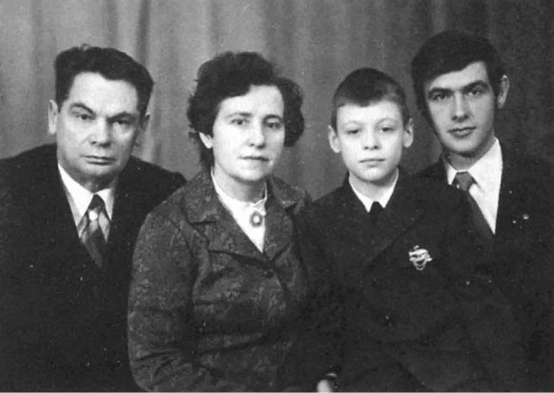 Иллюстрация к книге — Хроника рядового разведчика. Фронтовая разведка в годы Великой Отечественной войны. 1943-1945 гг [i_037.jpg]