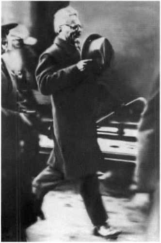 Иллюстрация к книге — Лев Троцкий [i_061.jpg]