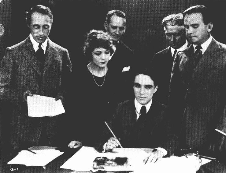 Иллюстрация к книге — Моя жизнь с Чаплином. Интимные воспоминания [i_007.jpg]